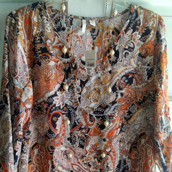 Size Medium "Est. 1946" Quarter Length Sleeve Blouse & ×2 Necklace Lot - Picture 5 of 7